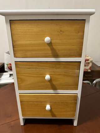 Mueble cajonera de madera con 3 cajones