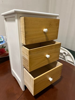 Mueble cajonera de madera con 3 cajones
