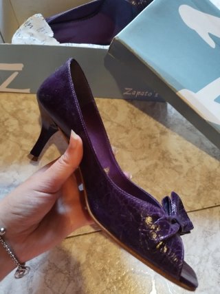 Zapatos de salón morados con lazo