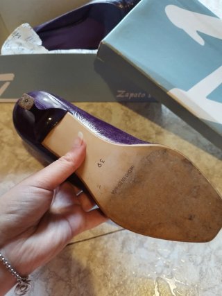 Zapatos de salón morados con lazo