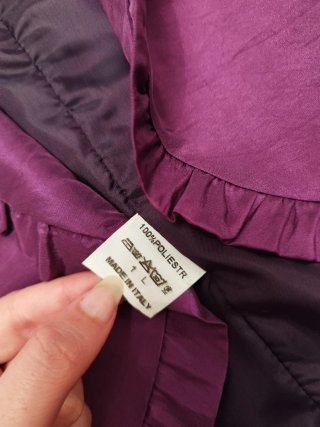 Chaqueta corta morada con volantes