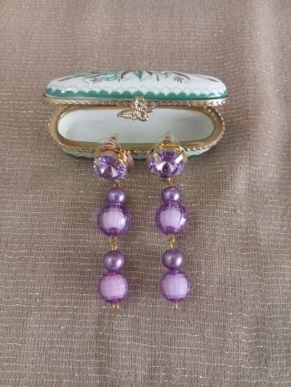 Orecchini stile vintage chic pendenti viola