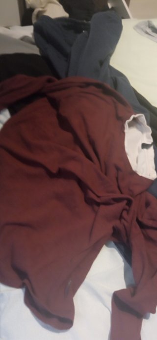Camiseta roja con cuello blanco