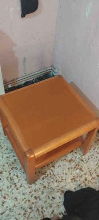 Mesa auxiliar de madera marrón