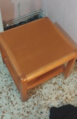 Mesa auxiliar de madera marrón