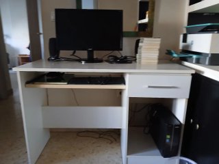 Mesa de ordenador blanca