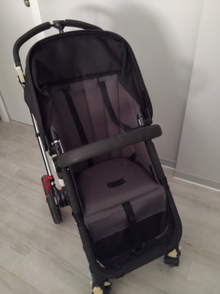 Carrito de bebé negro