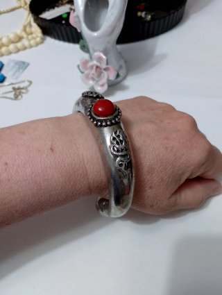 Bracciale tibetano antico con pietra rossa