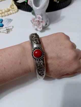 Bracciale tibetano antico con pietra rossa