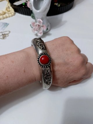 Bracciale tibetano antico con pietra rossa