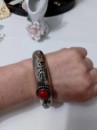 Bracciale tibetano antico con pietra rossa