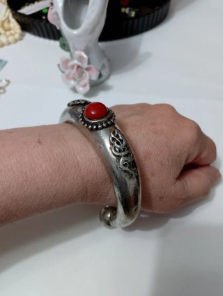 Bracciale tibetano antico con pietra rossa