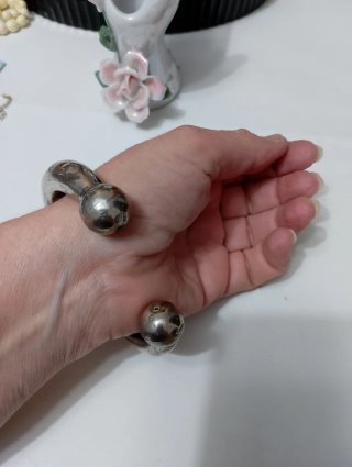 Bracciale tibetano antico con pietra rossa