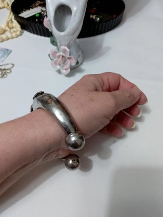 Bracciale tibetano antico con pietra rossa