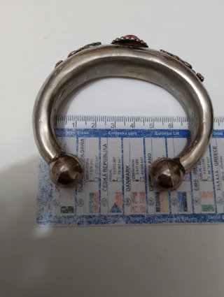 Bracciale tibetano antico con pietra rossa
