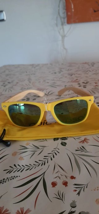 Gafas de sol amarillas nuevas