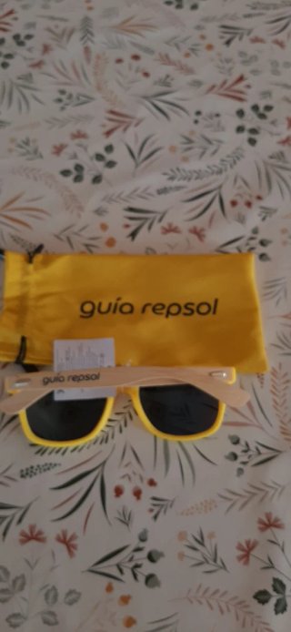 Gafas de sol amarillas nuevas