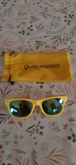 Gafas de sol amarillas nuevas
