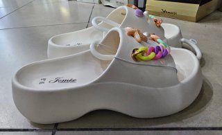 Ciabatte bianche rialzate