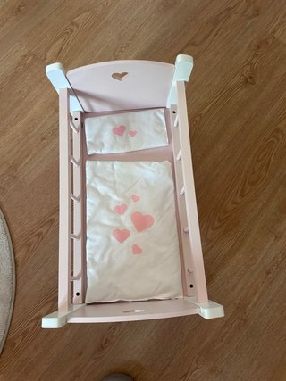 Cuna de juguete rosa para bebé