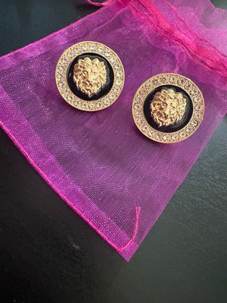 Pendientes dorados con león y circonitas