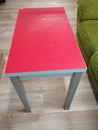 Mesa de cocina cristal roja con dos taburetes