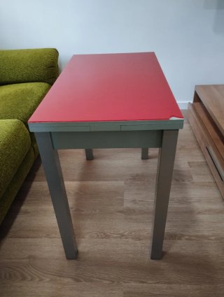 Mesa de cocina cristal roja con dos taburetes