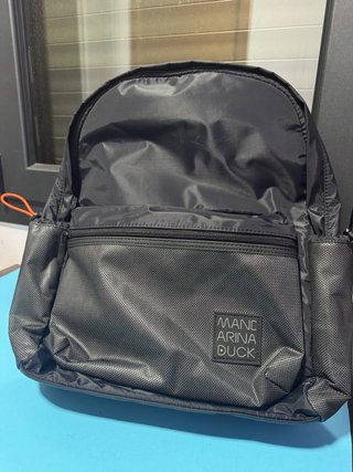Mochila Mandarina Duck Negra con Detalles Naranja