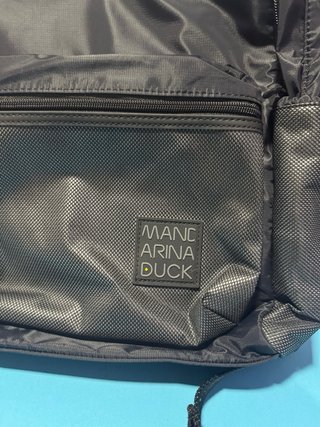 Mochila Mandarina Duck Negra con Detalles Naranja
