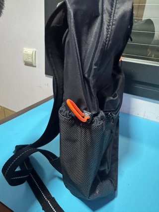 Mochila Mandarina Duck Negra con Detalles Naranja