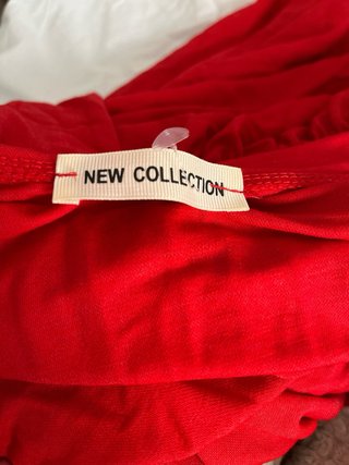 Vestido rojo con cinturón y hebilla