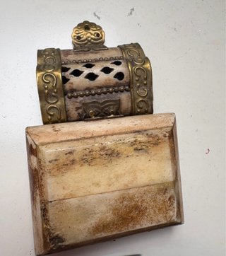 Caja decorativa antigua tipo hueso tallado