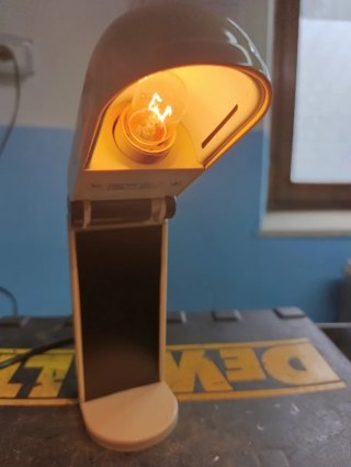 Lampada da tavolo vintage beige/nera
