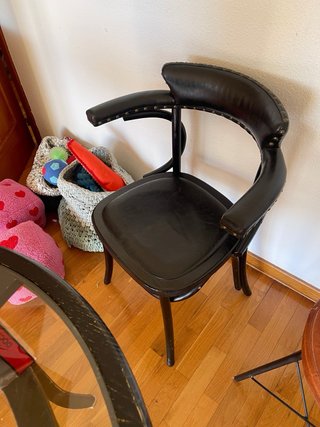 Silla de madera con tachuelas