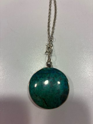 Collar con colgante redondo verde