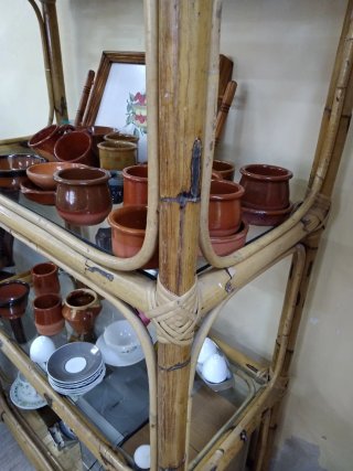 ESTANTERÍA DE BAMBÚ CON ESTANTES DE CRISTAL