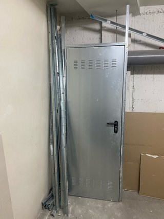 Puerta metálica trastero con marcos.