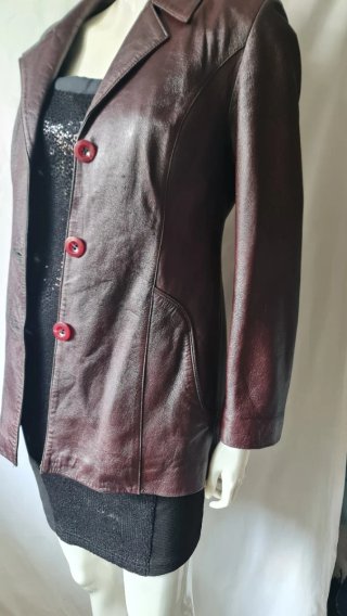 Americana de piel marrón y roja