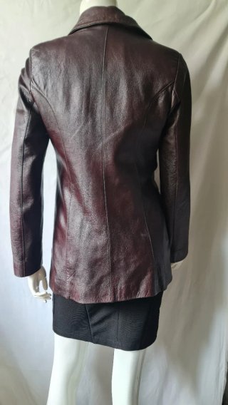 Americana de piel marrón y roja