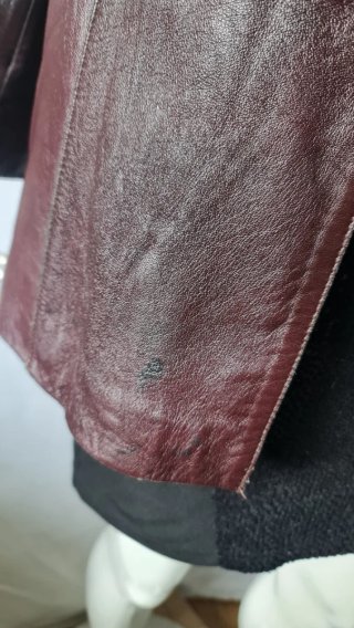 Americana de piel marrón y roja