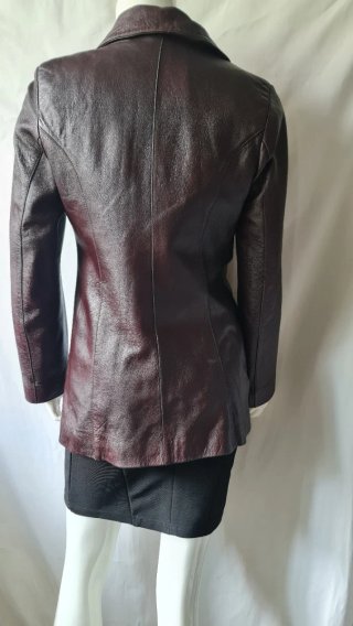 Americana de piel marrón y roja