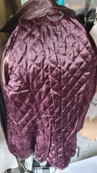 Americana de piel marrón y roja
