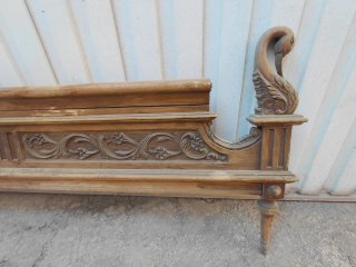 Pie de cama antiguo de madera tallada