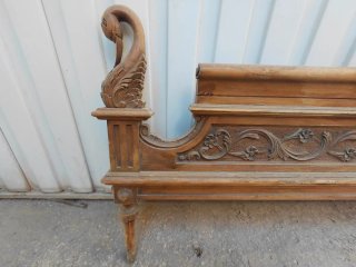 Pie de cama antiguo de madera tallada