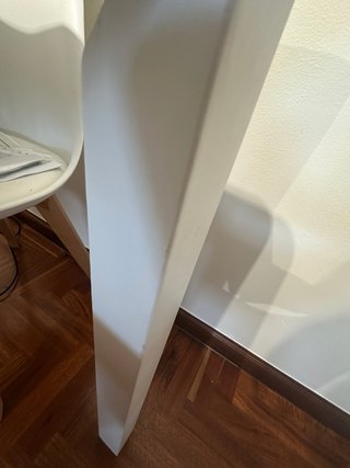 Mesa extensible cuadrada y 4 sillas blancas.