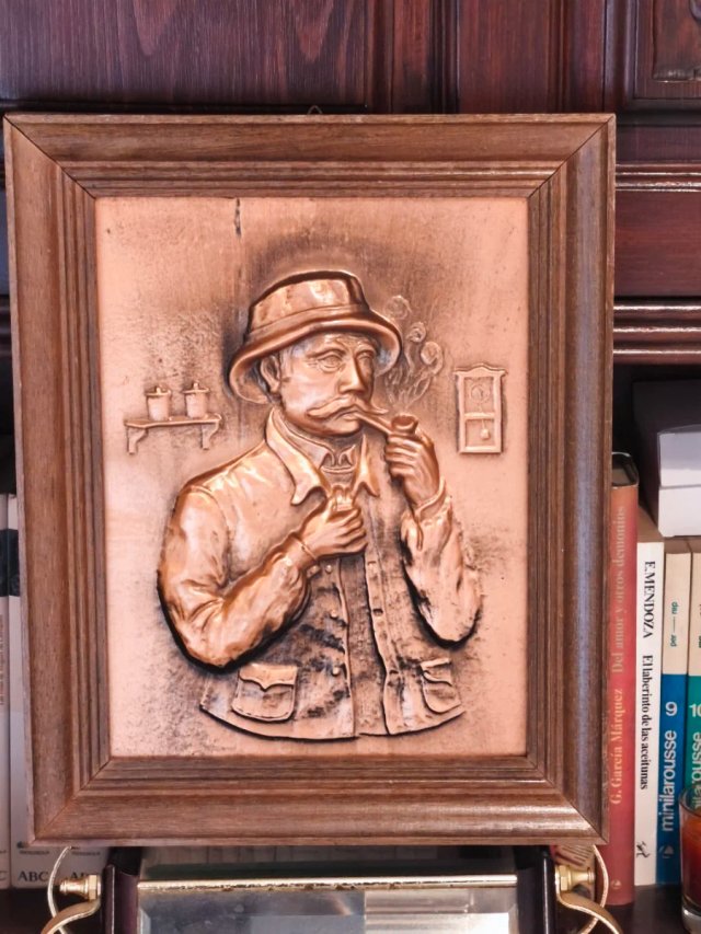 Cuadro cobre repujado hombre fumando pipa
