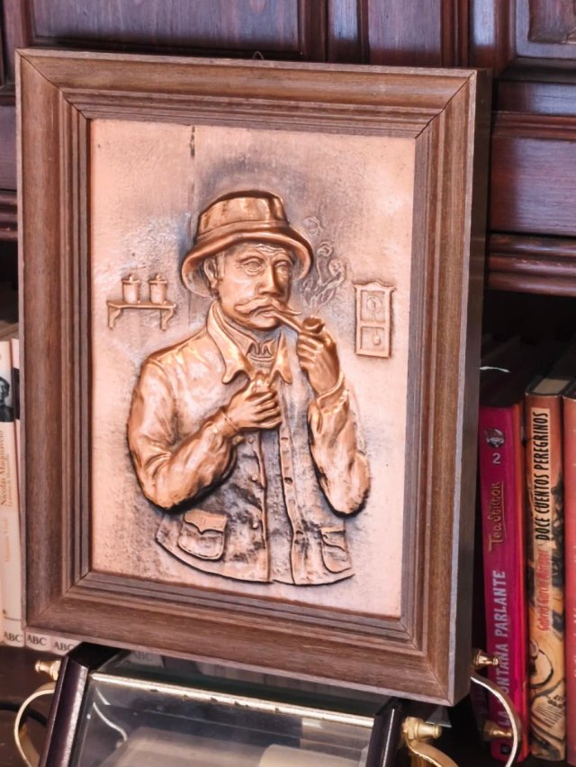 Cuadro cobre repujado hombre fumando pipa