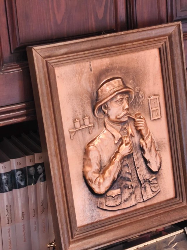 Cuadro cobre repujado hombre fumando pipa