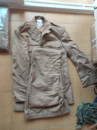Traje militar beige de regulares