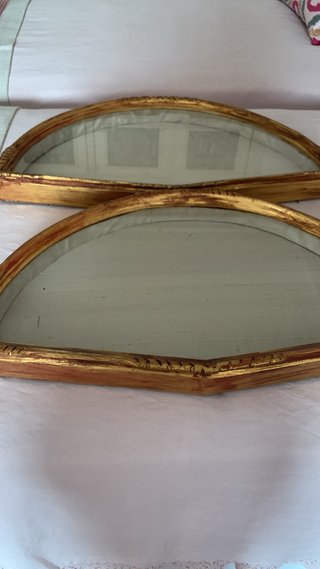 Coppia di antichi ventagli con rivestimento in seta